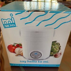 AROMA 3-Cup White Mini Rice Cooker with Non-Stick Cooking Pot